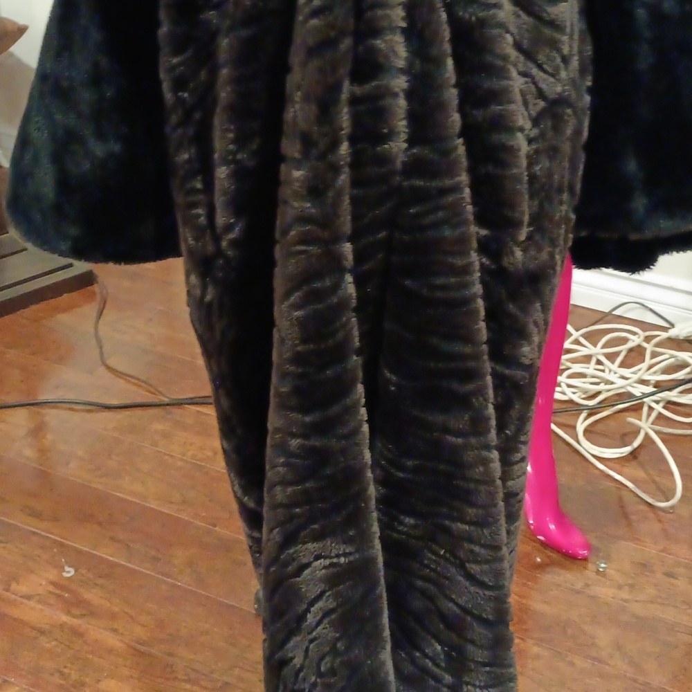 Monterey Fashion FAUX fur Coat. - Picture 3 of 10